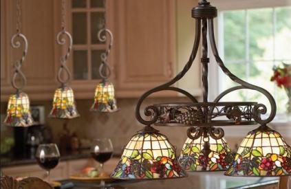Люстры в стиле Тиффани - изюминка гостиной.