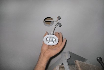 Установка точечных светильников в отверстие