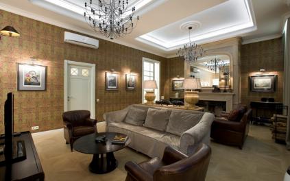 Стильний інтер'єр із підсвічуванням для картин.