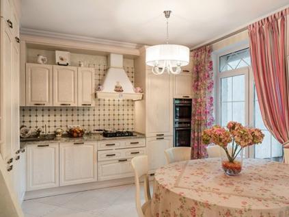 Люстра в стиле прованс в кухне.