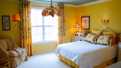 Интересные люстры в витражном стиле