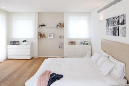 Бежевая спальня с элементами белого