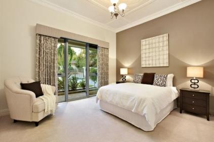 Бежево-коричневый интерьер спальни