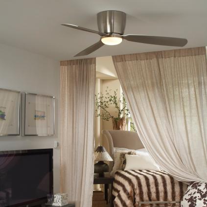 Спальня з люстрою-вентилятором