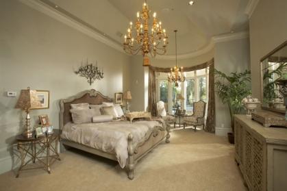 многоуровневые светильники в гостиных с высоким потолком