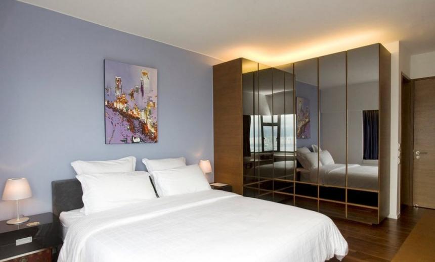 Шафи із дзеркальними панелями